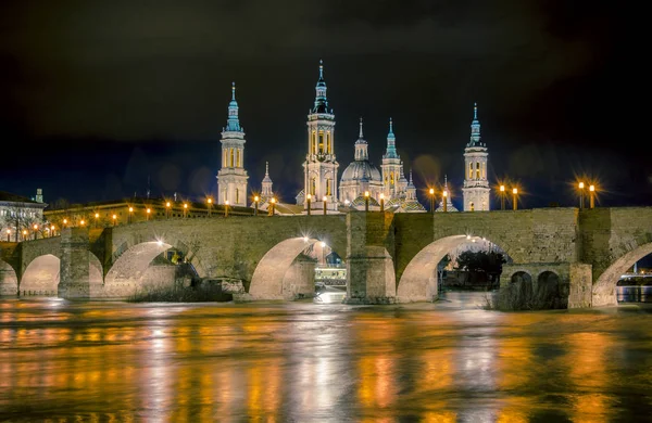 El Pilar basiliek en Ebro rivier in Zaragoza, Spanje — Stockfoto