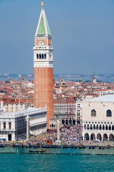 Vista aérea de Piazza San Marco con Campanile y Palacio Ducal. Venecia, Italia — Foto de Stock