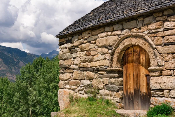 Altes romanisches Holzkreuz und Tür der Einsiedelei sant quirc de taull, Katalonien, Spanien. — Stockfoto