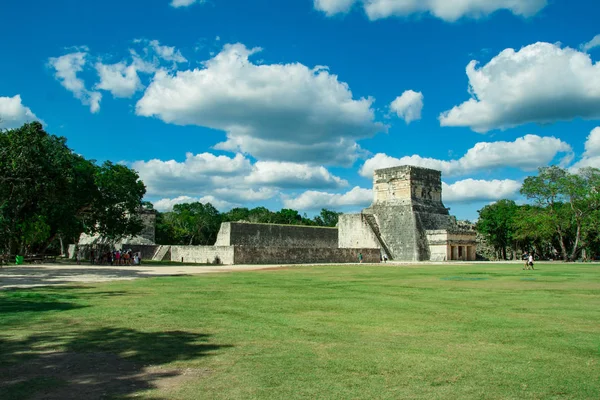 Grote bal Hof en tempel van de Jaguars, Chichen Itza, Yucatan, Mexico — Stockfoto