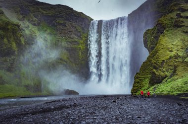 Skogafoss şelale, İzlanda'daki en popüler şelaleler.