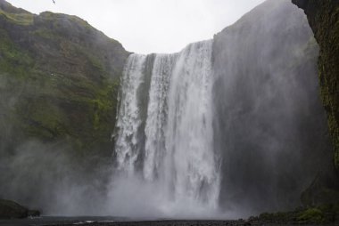 İzlanda'daki meşhur skogafoss Şelalesi.
