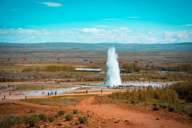 Turuncu ve yeşil görünümü Strokkur ve jeotermal bölgesi Geysir