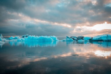 Buzdağı Gölü, Jokulsarlon su yansımalar. İzlanda