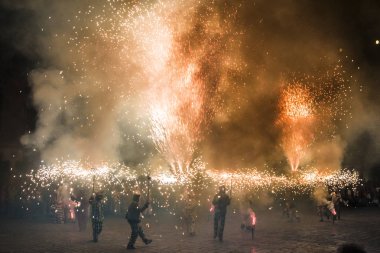 Geleneksel correfoc ve şeytanlar performans. 