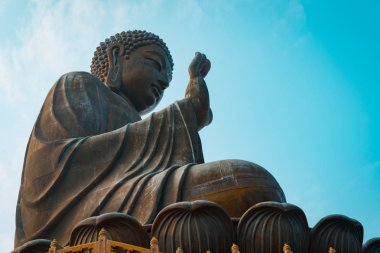 Lantau Island, Hong Kong büyük Buda'nın portakal ve deniz mavisi vie