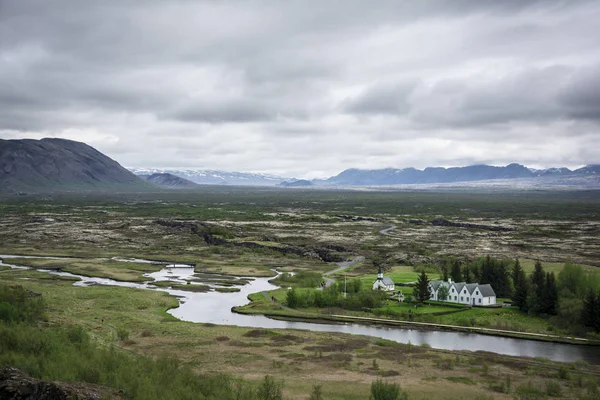 从湖 Thingvallavatn 在冰岛的景观。辛格韦德利 — 图库照片