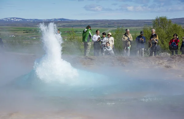 Islândia, junho de 2013: turista chinês visitando o geyser Strokkur — Fotografia de Stock