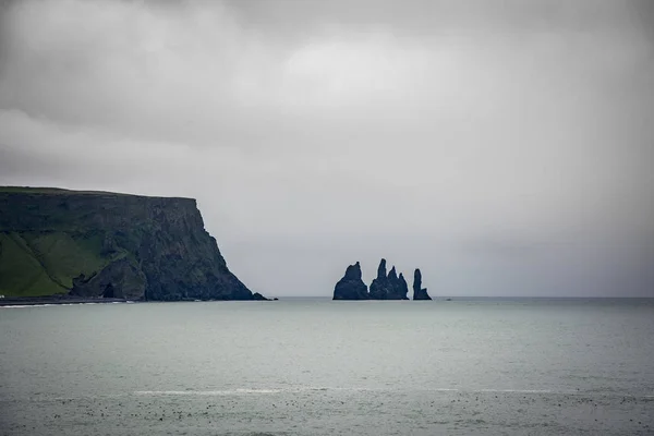 Bazaltowe formacje skalne lub Troll palce. Reynisdrangar, Vík, Islandia — Zdjęcie stockowe