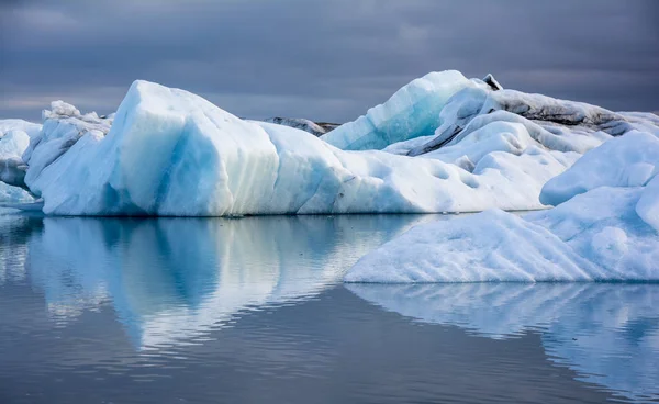 Blue ice at Icelake Jokulsarlon. Iceland — Stock Photo, Image