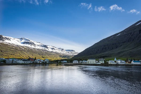 冰岛村庄： seydisfjordur — 图库照片