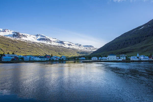 Schöne kleine Stadt seydisfjordur auf östlichen Island — Stockfoto