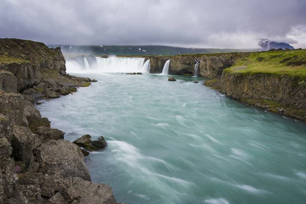 Gyönyörű godafoss vízesés Észak-Izland. lassú zársebesség — Stock Fotó