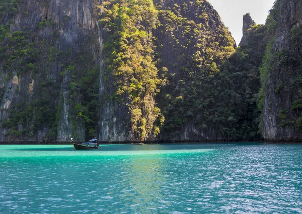 Laguna dell'isola di Phi phi con una lunga barca di coda — Foto Stock