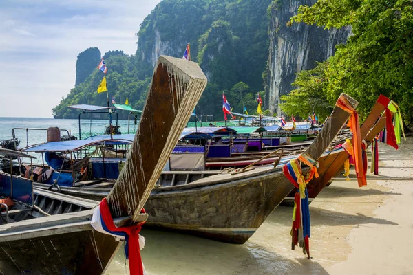 Lång svans båtar i Ko Hong Island, Thailand. — Stockfoto