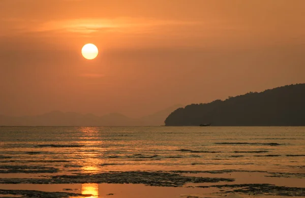 Sunset over the Andaman sea in Thailand — Stock Photo, Image