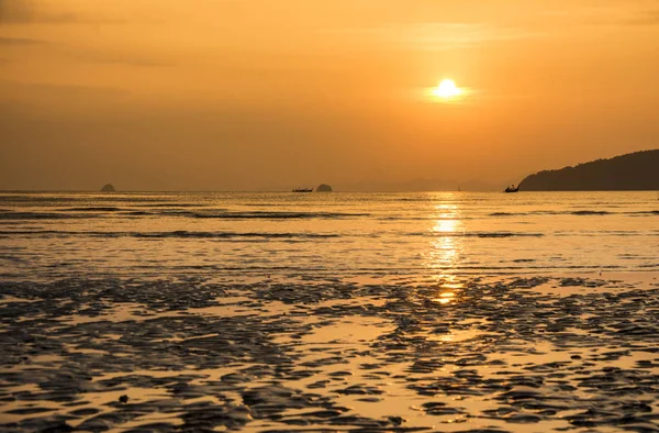 Sunset over the Andaman sea in Ao Nang,  Thailand — Stock Photo, Image