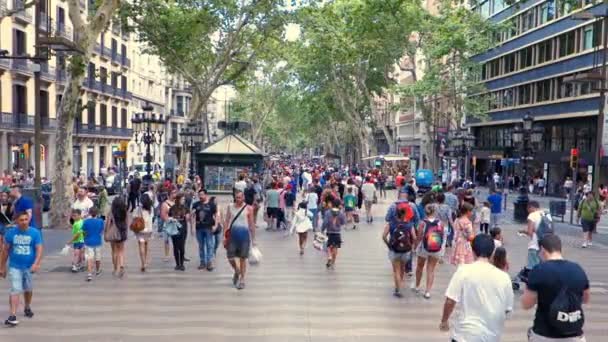Rambla of Barcelona crowded — Stock Video