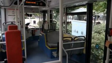 Gün boyunca bir Barcelona halk otobüsü boş sandalye