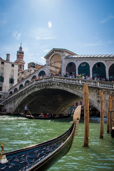 Die rialto-brücke auf dem großen kanal ist ein berühmtes denkmal von venedig, italien, — Stockfoto