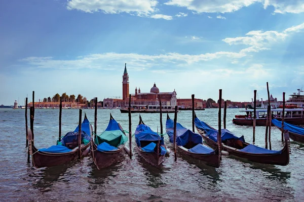 Góndolas en Venecia con la iglesia de San Giorgio Maggiore al fondo — Foto de Stock