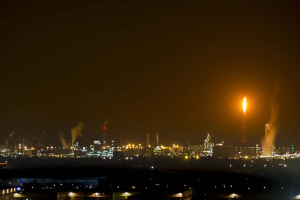 Fábrica Petroquímica Con Llama Noche — Foto de Stock