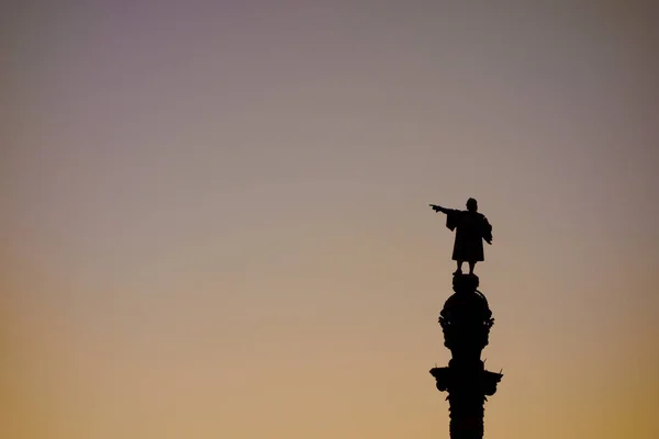 在明确的夕阳的天空巴塞罗那克里斯托弗 · 哥伦布雕像剪影 — 图库照片