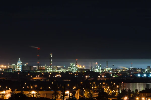 Industria illuminata di notte — Foto Stock