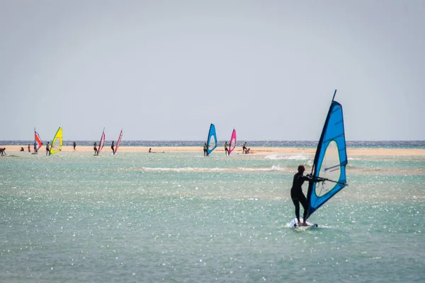 Windsurfers op het strand — Stockfoto