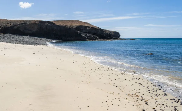 Divoká pláž na ostrově Fuerteventura, Kanárské ostrovy. Španělsko. — Stock fotografie