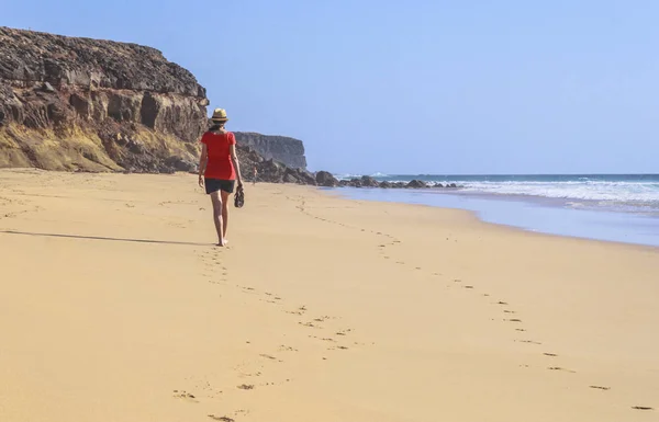 Solitary girl walking on the beach — Stock Photo, Image