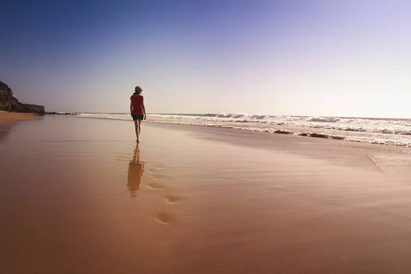 Solitary girl on beach looking at the sea — Stock Photo, Image