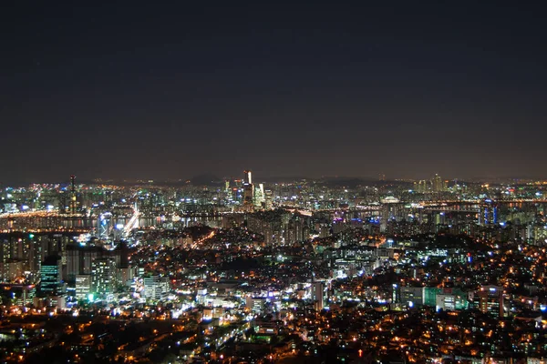 夜に近代的な都市 — ストック写真
