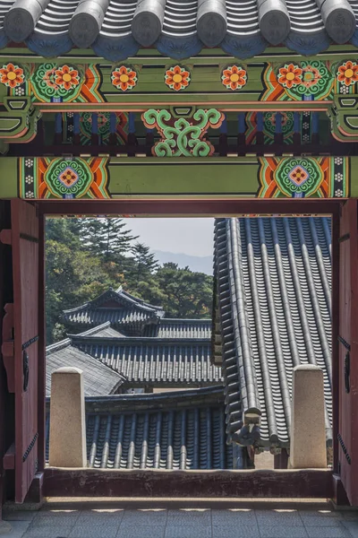 Корейська архітектура, двері під'їзду до храму — стокове фото