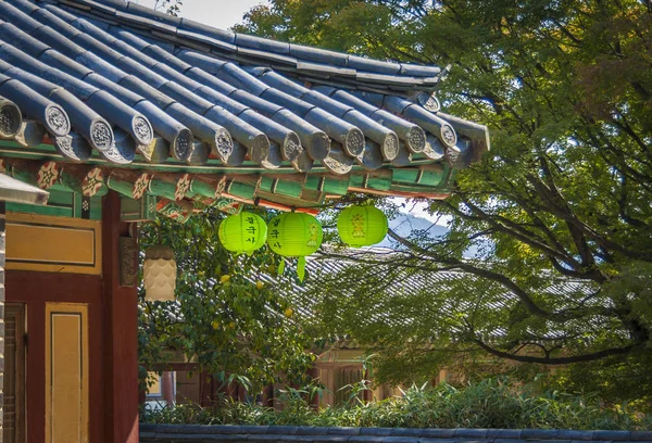 Asian buddhist temple with Paper lanterns strung up — Stock Photo, Image