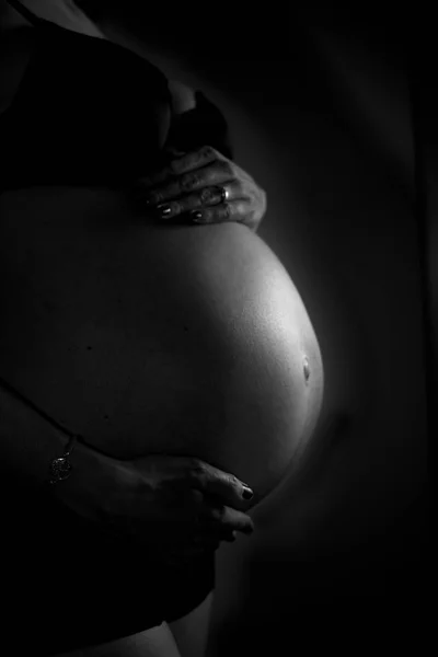 Black and white image of a womans pregnant belly — Stock Photo, Image