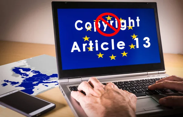 Ordenador portátil con bandera de la UE, derechos de autor y artículo 13 palabras en pantalla — Foto de Stock