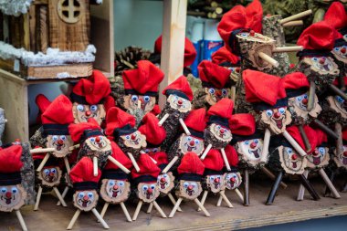 El yapımı tio de nadal, catalonia, İspanya, bir tipik Noel karakter bir Noel pazarda satışa