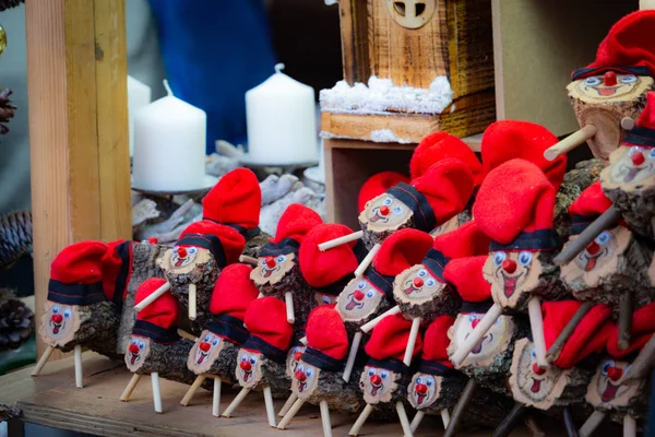 Handmade tio de nadal, типичный символ Каталонии, Испании, продается на местном рынке — стоковое фото