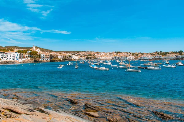 Paisaje marino con Cadaques, fuente de inspiración Dalis en el mar Mediterráneo . — Foto de Stock