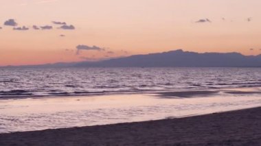 Alacakaranlık Akdeniz'de Costa Daurada, İspanya üzerinden. Yakınlaştırma ve gerçek zamanlı ve timelapse karıştırma