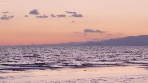 Crepúsculo sobre el mar Mediterráneo en Costa Daurada, España. Mezcla de panorámica en tiempo real y timelapse — Vídeos de Stock