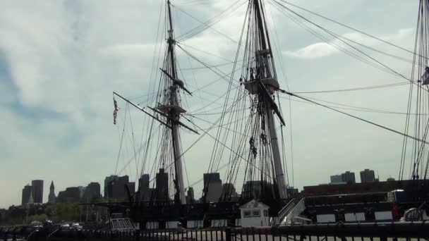 Personas que trabajan en la histórica fragata de madera USS Constitution, Boston . — Vídeos de Stock