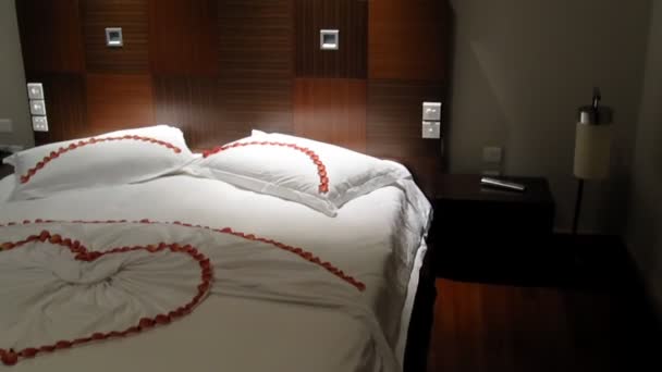 Cama Luna Miel Decoración Habitación Del Hotel Con Pétalos Rosa — Vídeos de Stock