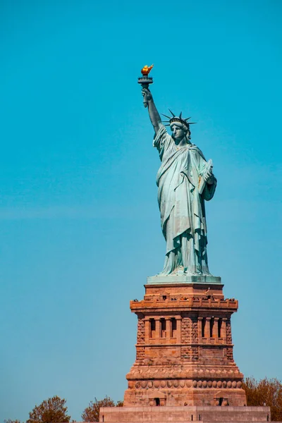 New York'taki özgürlük heykeli yeşil ve turuncu görünümünü — Stok fotoğraf