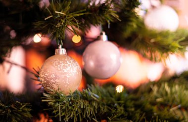 Noel tatil arka plan. Bokeh ışıkları ile dekore edilmiş bir ağaca asılı gümüş önemsiz şey