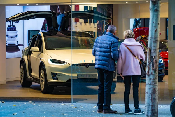 Barcelona, Espanha. dezembro 2018: Tesla loja perto da rua Passeig de Gracia com modelo X dentro . — Fotografia de Stock