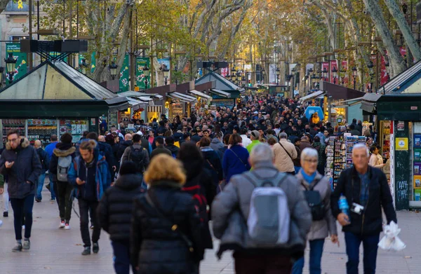 Barcelona, Spanien. Dezember 2018: Menschenmenge auf der Rambla von Barcelona — Stockfoto