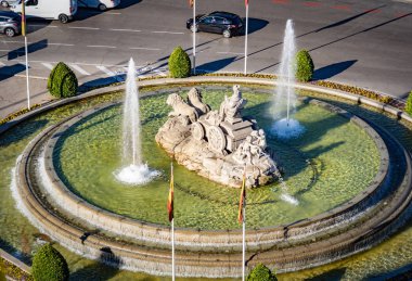 Madrid'da Plaza de Cibeles Cibeles çeşmede güneşli bir günde, havadan görünümü