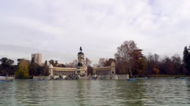 Timelapse ile lots-in küçük tekneler Retiro Park Gölü